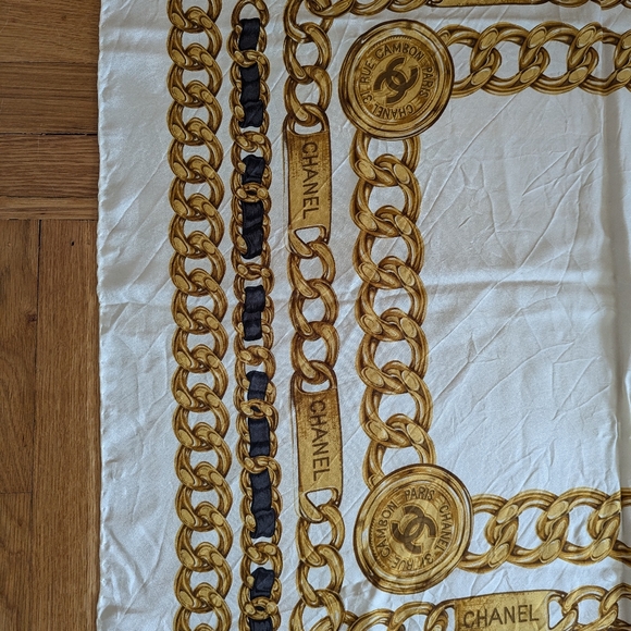 ❌ SOLD ❌ Large Silk Chanel scarf - Picture 4 of 7